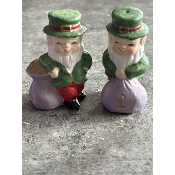 Vtg LEPRECHAUN Salt & Pepper Shakers Ceramic Hand Painted Gold Sack - Picture 1 of 5